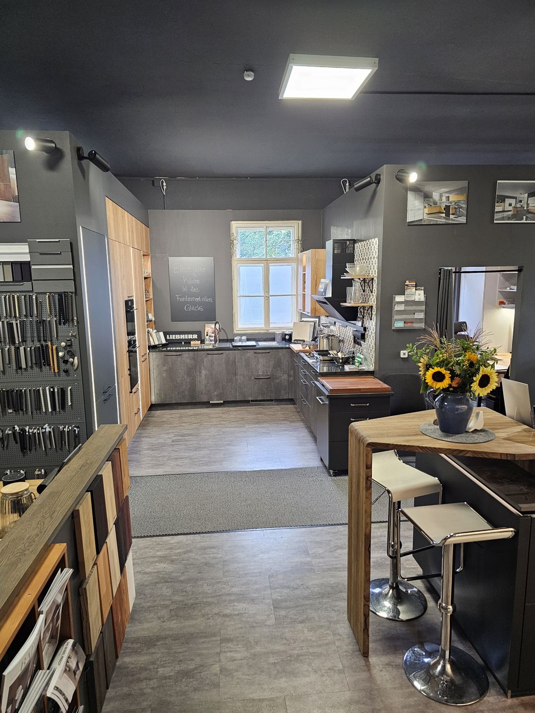 Blick in die Ausstellung: Musterküchen und Musterwand